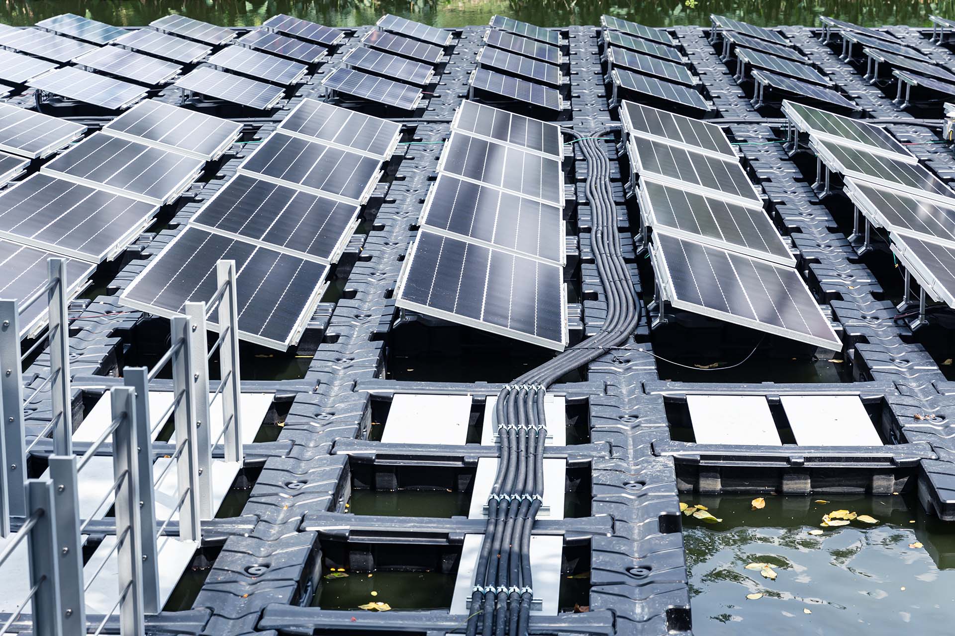 Efigen montaje de parques solares y sistemas de generación energética híbrida